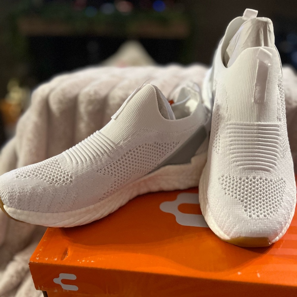 CHARLY WOMENS VIGORATE SLP, SZ 7.5, WHITE, NEW IN BOX